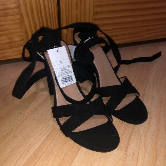 NWT Black strappy size 9 heels - Picture 2 of 5